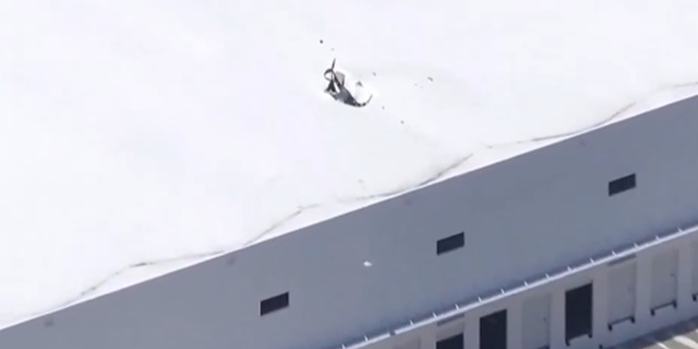 ABD’de Bir Helikopter Deponun Çatısına Düştü, 2 Kişi Öldü